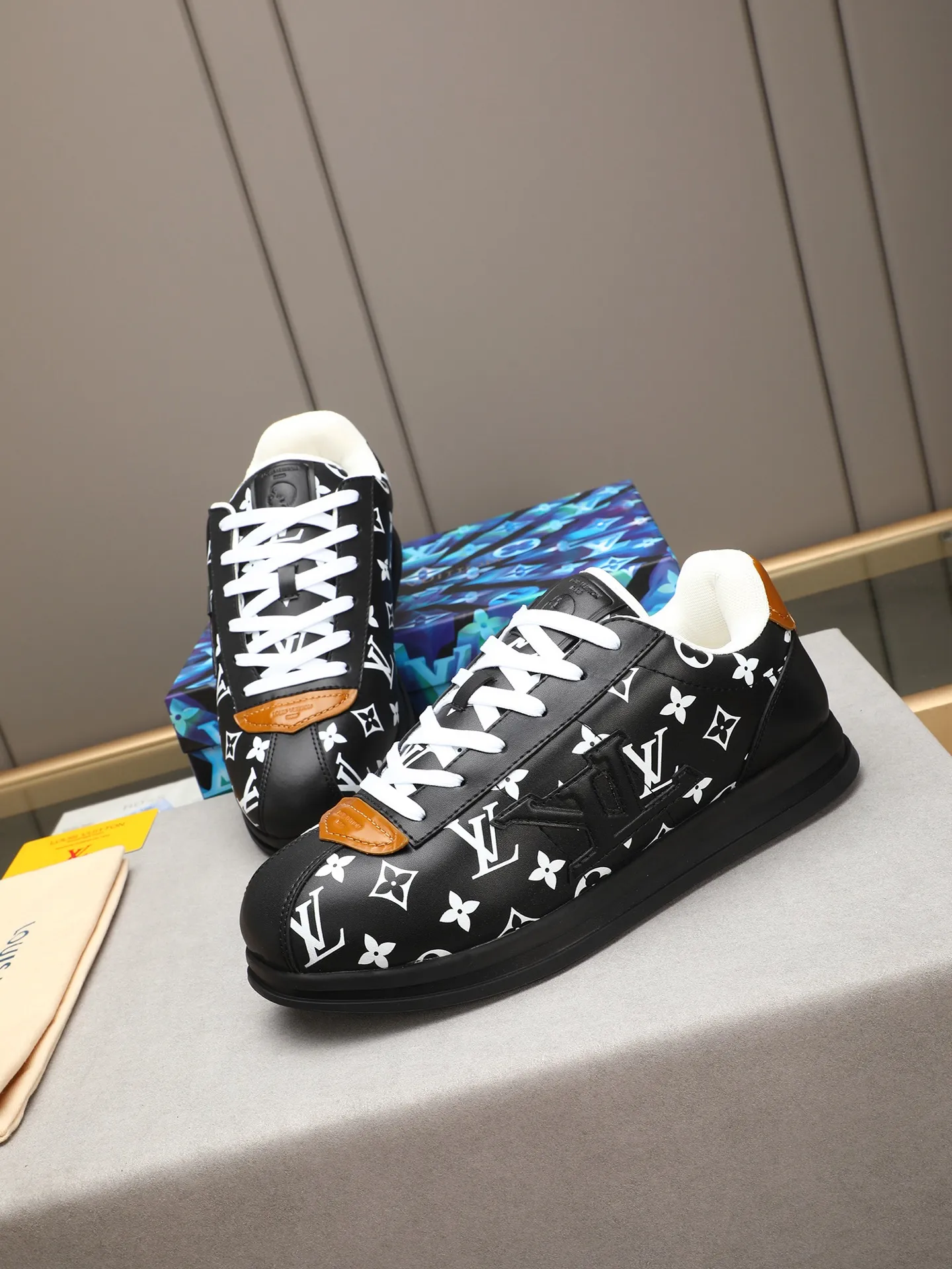 Men's Men's Shoes 💰500 LV Louis Vuitton L Jialu Brand Runner Tatic Series Thick-soled Casual Sports Shoes Running Shoes Original purchase, development, production This LV Runner Tatic sports shoe combines technical materials such as mesh fabric and ribbons to interpret the inspiration of traditional mountaineering shoes. LV letters are written on one side, the lariat buckle of the quick lacing system is embellished with Monogram flowers and Louis Vuitton logos, and the light and wear-resistant rubber outsole completes the whole. ▪️Fabric: Original imported cowhide + mesh ▪️Inner lining: Original customized breathable mesh ▪️Sole: Original open-molded anti-slip rubber combination material ▪️Size: Men's 40-44 (45 46 customized)